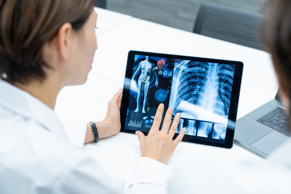 Inneos | Revolutionizing Medical Applications: Optical WDM Subsystems Enhancing Surgical Precision and Visualization Surgeons viewing high-quality images of a skeleton on a tablet due to optical WDM.