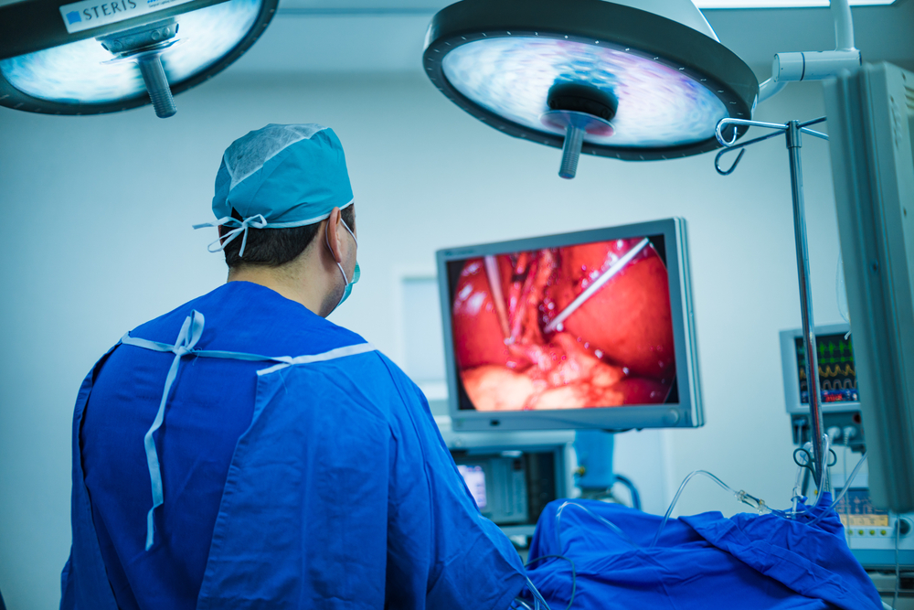 Inneos | WDM Optical Subsystems Surgeon looking at a surgical screen in an operating room.